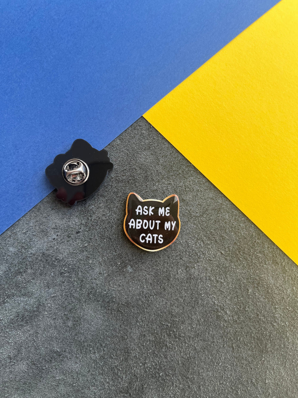 Ask Me About My Cats | Yaka Rozeti - Evcil hayvanlar için mükemmel bir ürün.