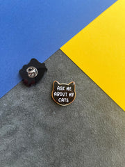 Ask Me About My Cats | Yaka Rozeti - Evcil hayvanlar için mükemmel bir ürün.