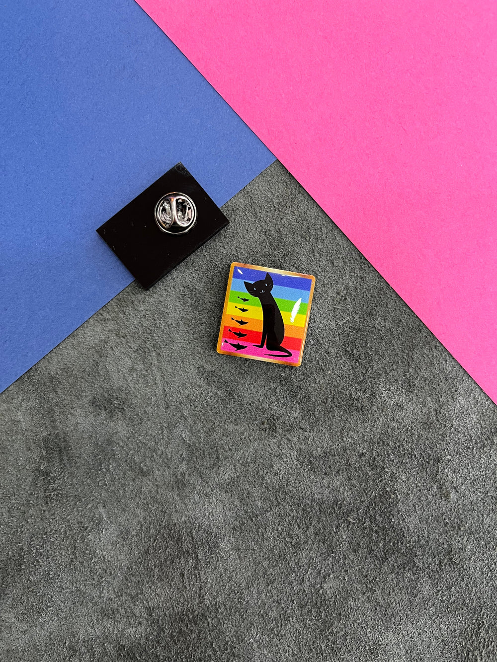 Gökkuşağı Kedi ve Balık | Yaka Rozeti - Evcil hayvanlar için mükemmel bir ürün.