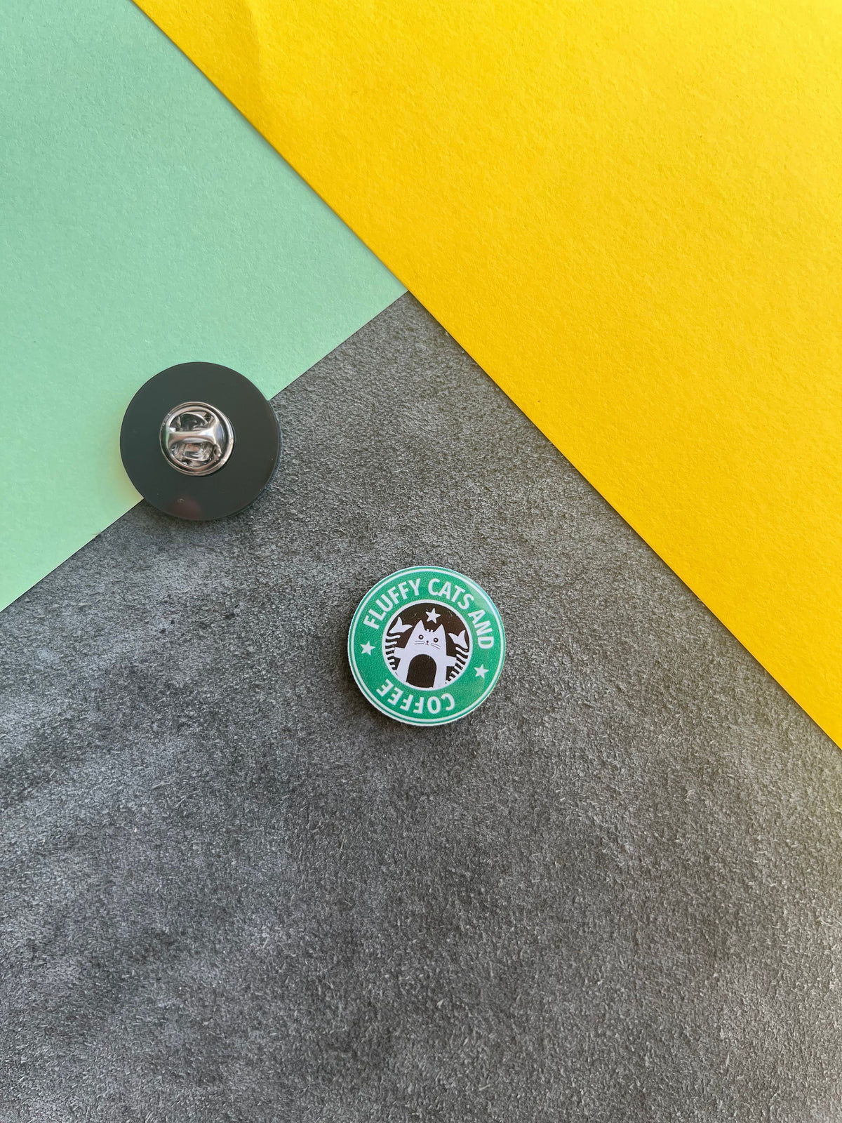 Cats And Coffee | Yaka Rozeti - Evcil hayvanlar için mükemmel bir ürün.